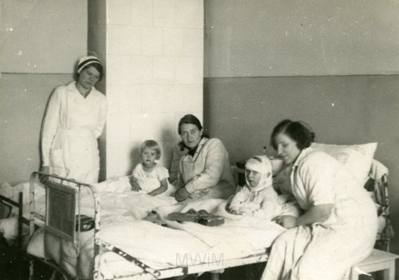 KKE 4681.jpg - Fot. Pielęgniarki w szpitalu. Od lewej: pierwsza Jadwiga Jarzynowska (z domu Siemaszko) – mama Marii Jolanty Mierzejewskiej (z domu Jarzynowska) z pacjentkami, Olsztyn, lata 40-te XX wieku.